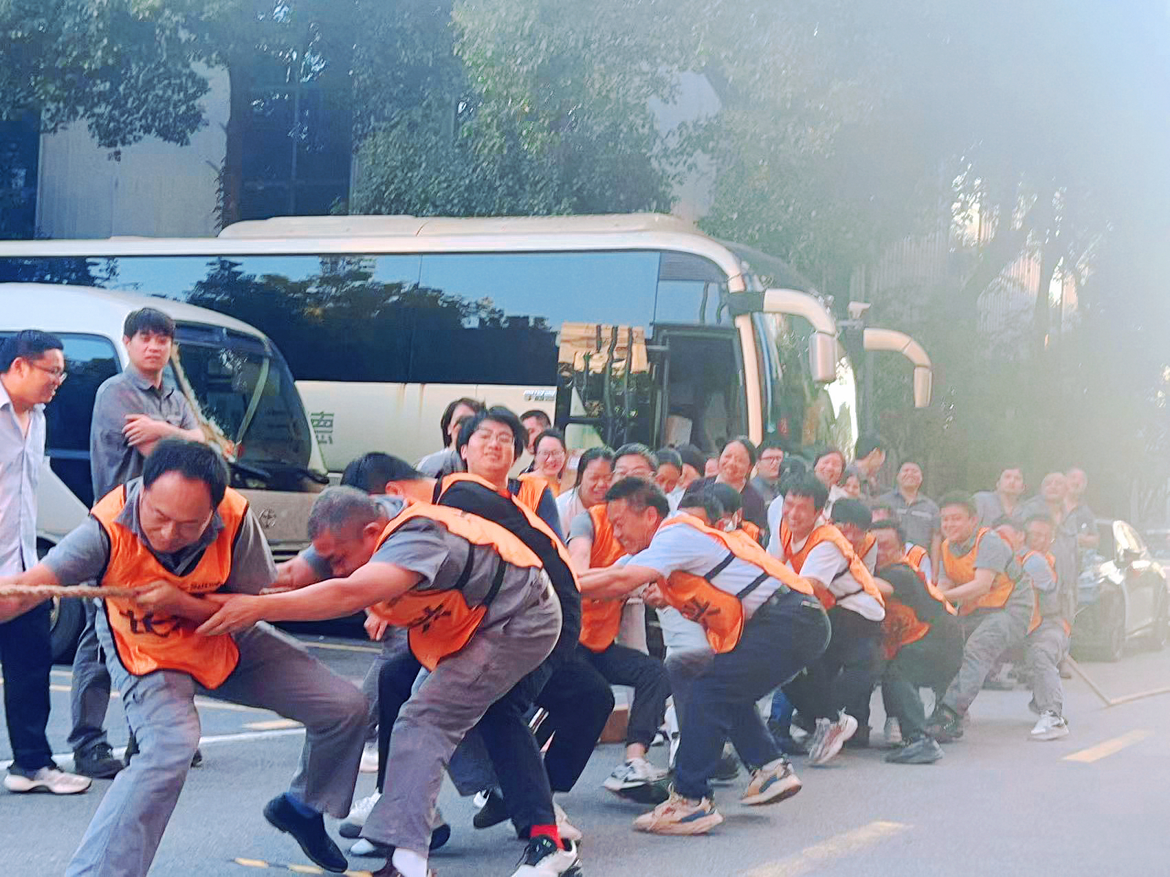 燃爆5001拉斯维加斯总部园区！女子组首秀亮眼，这场拔河角逐尘埃落定